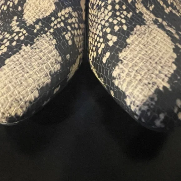 R2 Women’s Snakeskin Print Mules, Size 7 - Picture 5 of 11